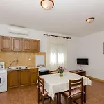 Gogi Postira